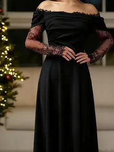 Détail d'une robe de soirée à épaules dénudées avec manches en dentelle et taille noire