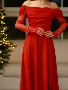 Robe de soirée rouge à épaules dénudées avec manches en dentelle et finition satinée