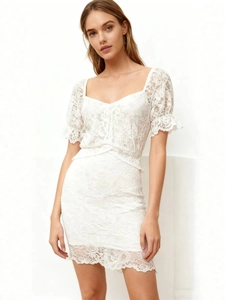 Robe crayon élégante en dentelle blanche avec col en V et manches bouffantes d'été