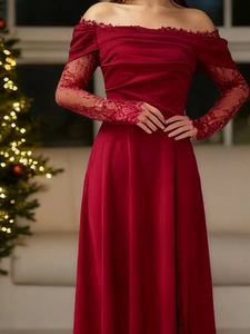Détail d'une robe de soirée bordeaux à épaules dénudées avec des manches en dentelle fine