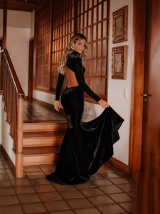 Elegante abito da sera lungo in velluto nero con schiena scoperta e maniche lunghe