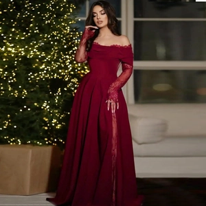 Détails de la robe de soirée bordeaux avec manches en dentelle et fente latérale haute