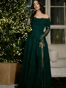 Vue détaillée de la robe bustier vert foncé avec des manches longues en dentelle élégantes