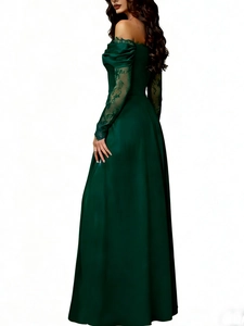 Détail d'une élégante robe de soirée à épaules dénudées avec dentelle vert foncé et satin