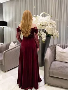 Robe de soirée élégante en velours bordeaux à épaules dénudées et manches en dentelle