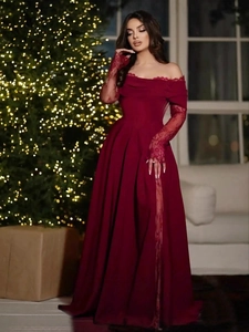 Robe de soirée élégante bordeaux à épaules dénudées avec manches en dentelle et fente haute