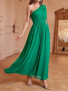 Détail d'une robe longue en mousseline vert herbe à épaule dénudée et taille plissée
