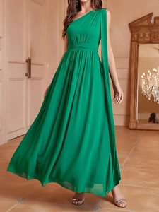Détail d'une robe en mousseline vert émeraude à épaule dénudée avec taille plissée élégante