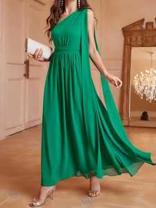 Robe de soirée élégante en mousseline vert foncé à une épaule avec détails de taille plissés