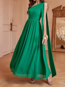 Détail de la robe maxi en mousseline vert émeraude à une épaule avec ruban long