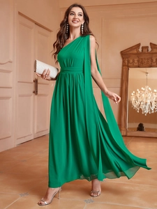 Détail d'une élégante robe maxi en mousseline verte à une épaule avec plis à la taille