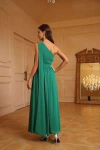 Détail d'une élégante robe de soirée verte à une épaule en mousseline avec dos nu