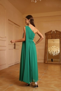 Détail d'une robe longue en mousseline vert foncé à une épaule avec ruban fluide