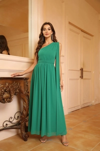 Détail d'une robe en mousseline vert émeraude à une épaule avec plis et écharpe fluide