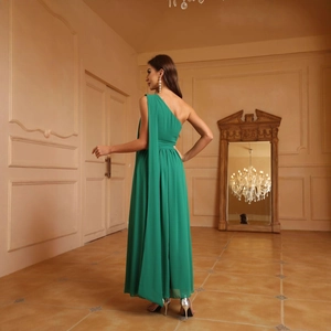 Robe longue élégante en mousseline vert émeraude à une épaule avec taille plissée et ruban