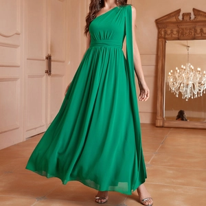 Élégante robe longue en mousseline vert émeraude à une épaule avec plis à la taille