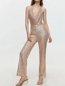 Details glitzernder champagnerfarbener Pailletten und V-Ausschnitt am Neckholder-Jumpsuit