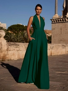 Détail d'une combinaison dos nu vert foncé avec décolleté en V et jambes larges à poches
