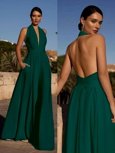 Détails de la combinaison dos nu vert foncé avec décolleté en V et jambe large fluide