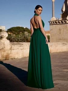 Détail du design dos nu à taille haute et de la boucle de cou sur cette robe longue vert foncé