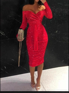 Elegantes rotes schulterfreies Midikleid mit Glitzereffekt und Raffungen an der Taille