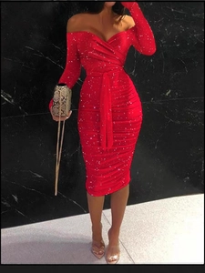 Funkelndes rotes schulterfreies figurbetontes Partykleid mit langen Ärmeln und Gürtel