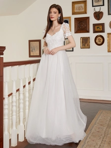 Elegant French style white V-neck lace wedding dress with puff sleeves and long mesh skirt