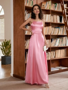 Detailopname van roze satijnen slipdress textuur en glanzende stof op een model