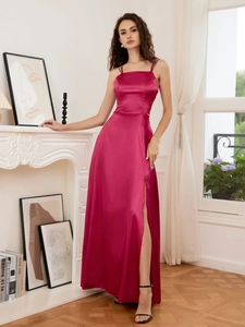 Elegante rozerode satijnen maxi-jurk met spaghettibandjes en een hoge zijsplit voor dames