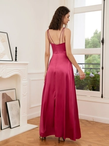 Elegante rozerode satijnen maxi-jurk met spaghettibandjes en slank getailleerd ontwerp