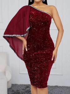 Robe de soirée pailletée à une épaule bordeaux avec manche cape en mousseline