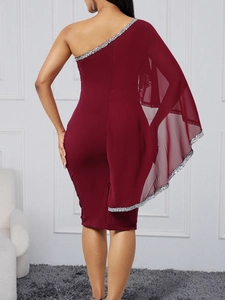 Robe de soirée moulante bordeaux à une épaule avec manche cape à paillettes