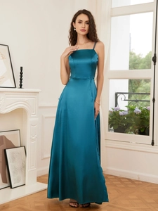Detail van elegante donkerblauwe satijnen maxi-jurk met spaghettibandjes en gladde textuur