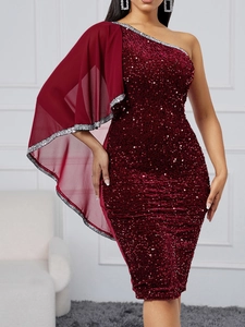 Détail de la robe pailletée bordeaux avec cape en mousseline et bordure argentée