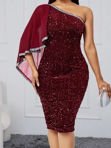 Robe de cocktail élégante à paillettes bordeaux avec une épaule nue et une cape légère