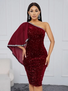 Détail de la robe de soirée à paillettes bordeaux avec manche cape en mousseline