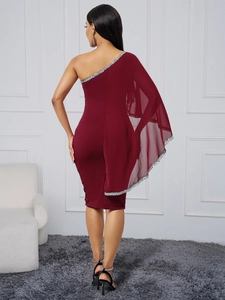Détail de robe de soirée bordeaux à une épaule avec garniture pailletée et châle mousseline