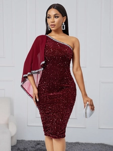 Détail d'une robe de soirée pailletée bordeaux avec épaule asymétrique et manche en voile