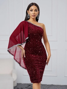 Détail d'une mini-robe à paillettes bordeaux avec cape en mousseline et bordure perlée