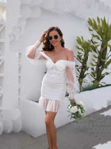 Robe moulante blanche chic avec manches bouffantes en tulle perlé et ourlet volanté