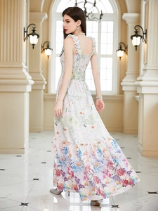 Detail des gesmokten Oberteils mit Blumenmuster und Rüschenträgern am Kleid