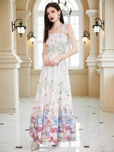 Details des Maxikleids mit Blumendruck, gefalteter Taille und gestuftem Saum im Boho-Stil