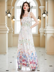Details des weißen Maxi-Blumenkleids mit gerafftem Oberteil und Rüschen an den Trägern