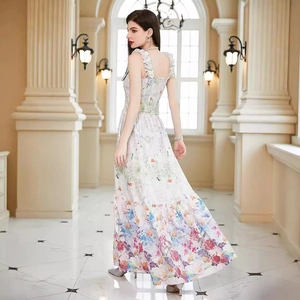 Ärmelloses Midikleid mit Blumendruck, Rüschenträgern und gestuftem Rock im französischen Stil
