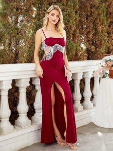 Elegantes burgunderrotes ärmelloses Abendkleid mit Silberfransen und hohem Beinschlitz