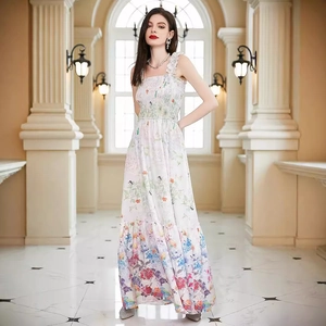Maxikleid mit Blumendruck und Spaghettiträgern mit elastischer Taille im weißen Boho-Stil