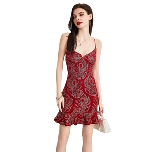 Robe de cocktail rouge à paillettes sans manches avec motifs paisley et volants