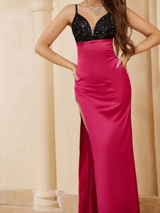 Detail des Pailletten-V-Ausschnitts und Satinrocks mit Schlitz am Abendkleid