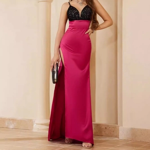 Elegantes zweiteiliges Pailletten-Top und fuchsiafarbenes Abendkleid mit hohem Schlitz