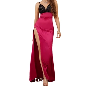 Elegantes Abendkleid mit schwarzem Pailletten-Oberteil und hohem Schlitz in Magenta-Satin